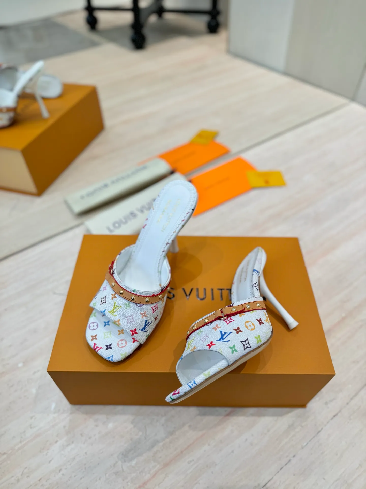 👟👟Ex-factory price 600👟👟 (top version) louis vuitton LV Louis Vuitton 25/Spring and Summer The latest Mary Jane shoes are simple and exquisite, full of high-end, showing elegance~ They look great on the feet and are full of summer shoes💯Awesome ✅Upper: 3D printed cowhide ✅Inner lining: Sheepskin lining, ✅Outsole: Genuine leather outsole imported from Italy ✅Size: 35-41 (40 to 41 customized, non-returnable) ✅Packaging: full set of packaging